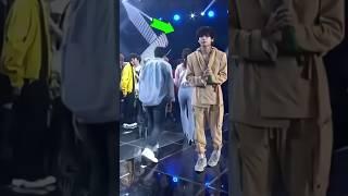 "Taehyung is so cold" Meanwhile a junior idol bow to him & he bow back and smiled #taehyung