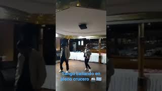 Sangu bailando en crucero en Grecia