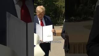 Trump accidentally drops U.S.-U.K. trade agreement papers #shorts