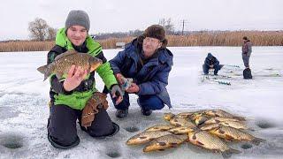 ДЕД НАШЁЛ КАРАСЯ... ТЯГАЕТ с ОДНОЙ ЛУНКИ!!! РЫБАЛКА на КАРАСЯ ЗИМОЙ!!! ЗНАКОМСТВО с ИВАНЫЧЕМ