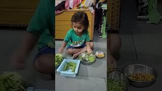 Alice is discarding peas #aliceworld #alice #peas #vegetables #shorts #cutegirl #cutebaby #smartgirl