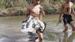 primitive technology kh idea-Find food by fishing but meet water duck-eating delicious