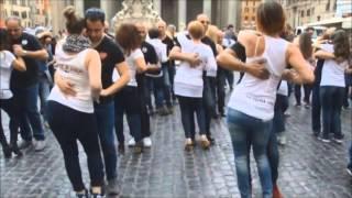 PRIMO FLASH MOB DI KIZOMBA A ROMA 19 APRILE 2015 Carlos & Ilaria Kizomba Latin Project