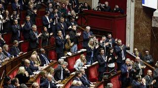 Francia, passa la legge sull'immigrazione grazie all'appoggio della destra: inasprite le regole