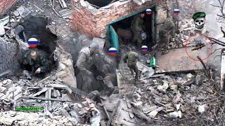 Horrible! Ukrainian FPV drones hunt down entire Russian troops hiding in buildings around Pokrovsky