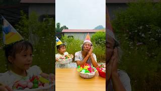 Sinh nhật bất ngờ từ Twins Gone Totally Wrong! với kẹo mắt, kẹo dâu tây, kẹo dưa hấu 