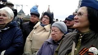 А парень с милой девушкой на лавочке прощается