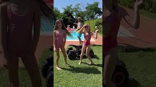 Giorgia e Giada buttano in piscina Papà Salvo mentre ballano la nostra nuova canzone L'Arcobaleno!