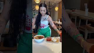 Never using the communal sriracha again  @LovelyMimi e #rainaiscrazy