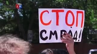 «Стоп смрад!»: мариупольцы пришли под здание горсовета с требованием решить проблему зловоний