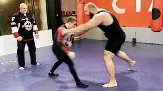 Огромный качок против борца / Giant powerlifter 150 kg VS little wrestler 60 kg