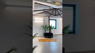 Vespucci: ombrellone a  braccio laterale in legno a rotazione a 360° #parasol #horeca #outdoor