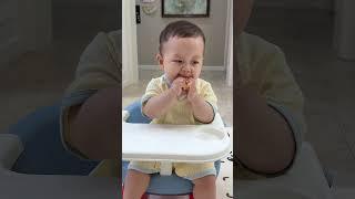 Immersed in eating bananas with my 10-month-old brother #LittleWangDiDi #CuteBaby #
