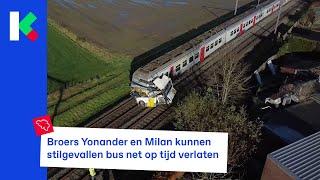 Trein ramt bus die vast staat op spoor-overweg