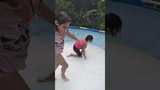 limpando a piscina e brincando na piscina vazia 