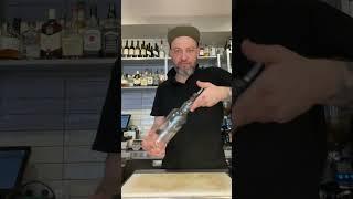 A throw from behind / Бросок из за спины #bartender #flair #skills #bartenderskill #barschool #bar