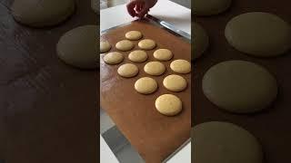 Макарон лимонный чизкейк с маком  попробовали бы такой?)