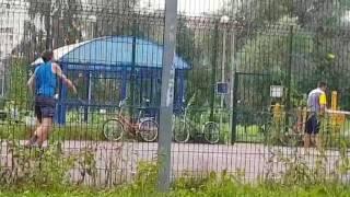 Знаменитый попан Серёга #генийставок Бестов подаёт на матч на теннисной корте