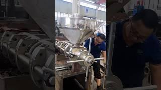 Screw oil press machine assembly and test with oil cake #oilpress #machine #factory#oilmaking