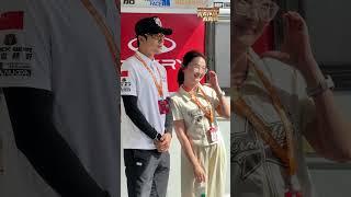 环塔现场 韩东君给粉丝的爱“拉满”！打招呼、合影、贴车身贴 #2025中国环塔国际拉力赛 #跟着赛事去旅行 #韩东君