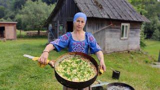 Eine Frau, die in den Bergen lebt, kocht eine riesige PIZZA auf einem Lagerfeuer nur für sich allein