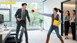 Confundida a CEO con un ladrón, ¡becaria lo ataca con taza!Sin sbaer q ama su valentía loco!Amoe cae