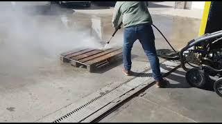 cortando un pallet de madera con hidrolavadora de 500 bar.