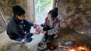 The girl was given food by a kind man - After being kicked out of the house by her mother-in-law