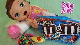 Feeding Baby Alive Super Snacks Snackin Lilly Mini M&M's candies