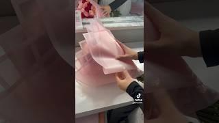 this is how I wrap my flower bouquets #flowerbouquet #ramobuchon #reynaflores