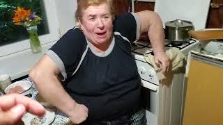 Надя на меня обиделась ! Тряпка в писятине….Еды нету ! Взялись делать отбивные !