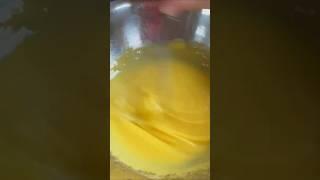 Comment faire une sauce hollandaise? Visitez ma chaine pour la démarche complète!