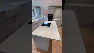 Стильная белая кухня с островом #shorts #кухни #стильныекухни