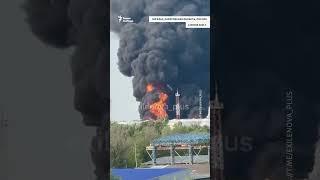 В Энгельсе Саратовской области продолжается пожар на нефтебазе, которую вновь атаковал беспилотник