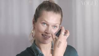 Il trucco acqua e sapone di Toni Garrn | My Beauty Tips | Vogue Italia