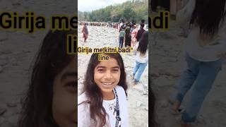 Girija maa pirsad chadane ki liye kitni badi line me lagna padta h