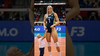 World's tallest female volleyball player in#tallwoman #tallgirlfriend #volleyball #usa