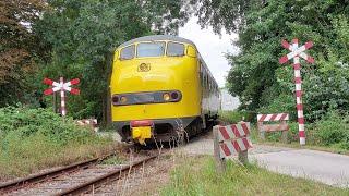 Donateursrit Stichting 2454 CREW met treinstellen NS Plan U 151 en NS MAT'64 904