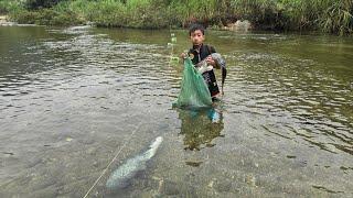 Fishing skills, fishing with earthworms, highland boy catches catfish to sell