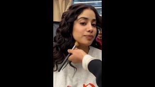 #JanhviKapoor’s uproarious moments while getting ready. #ytshortsindia #pinkvilla