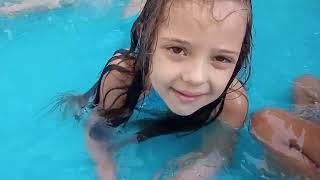 brincando na piscina 