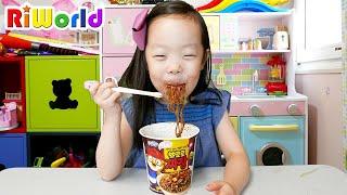 Pororo Noodle eating MUKBANG 뽀로로 짜장면 먹으며 놀기