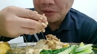 EATING FRIED PORK BLOOD, PORK MEAT AND SOME VEGIES ON THE SIDE PLEASE SUBSCRIBE