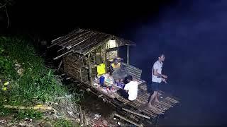 Sahabat Creator  camping di malam hari di atas sungai