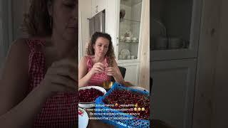 На дворе жара на Кубани обрабатываю ягоду #garden #gardenlife #дача #огород #shorts