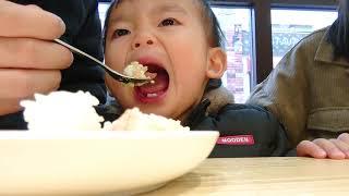 Infant food: Yuki-kun who eats curry with steak 幼児食：ステーキ乗せカレーをバクバク食べるゆきくん