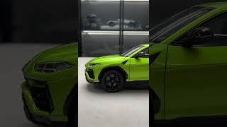 Lamborghini Urus 1:18 shiny green diecast model car collectible