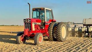 INTERNATIONAL 1086 Tractor Planting Corn