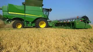 John Deere s780 harvesting Québec's organic wheat