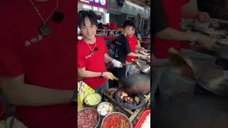 Snacks are fried for supper business, fried rice and delicious food are sold to make money